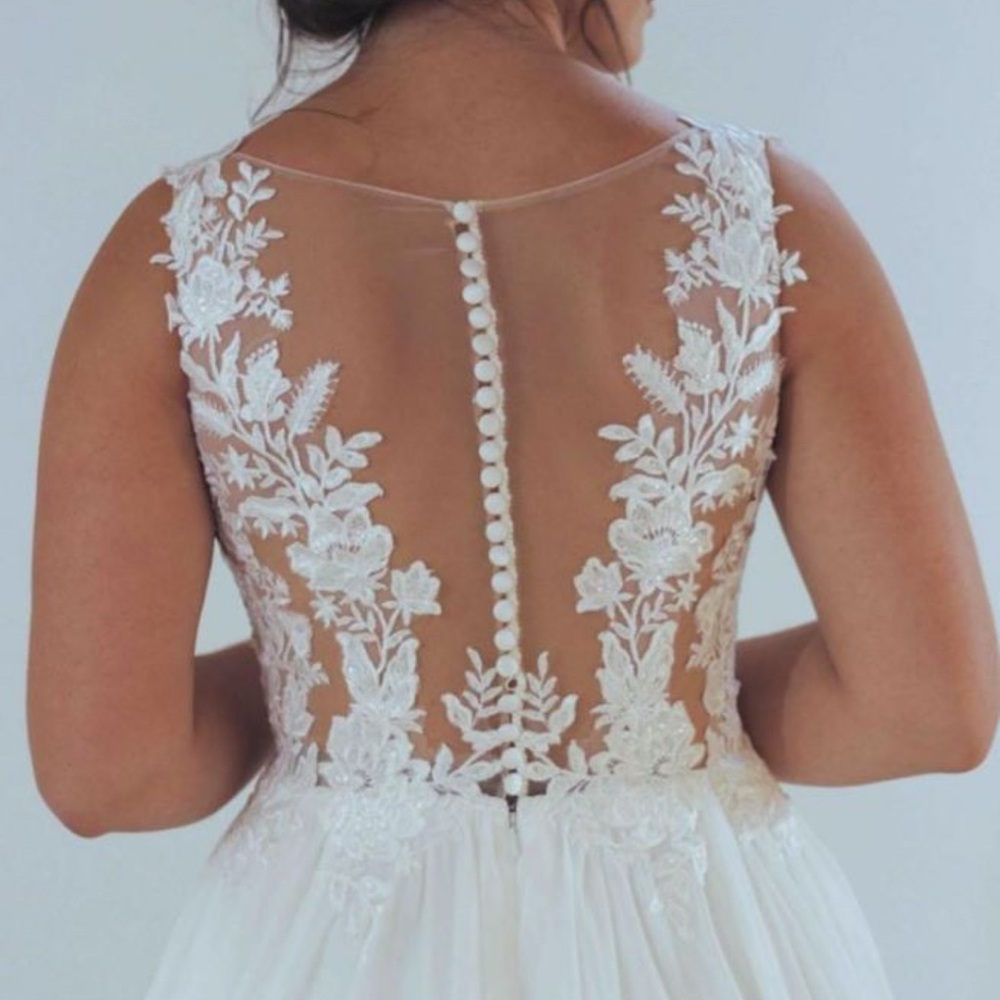 Wedding Dress: Never Worn!!